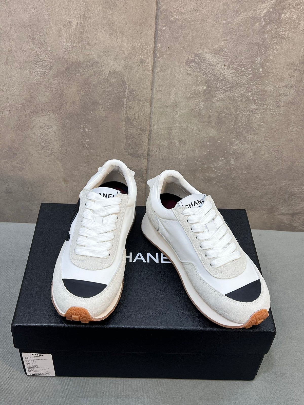 CHANEL 26S RUNNING SNEAKERS IN WHITE AND LIGHT GREY SUEDE AND NYLON CC LOGO